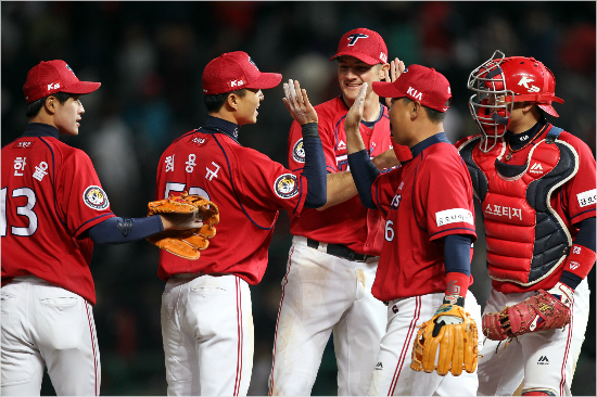 '형들이잘하니까우리도좋아요'KIA는고참들의분전과함께신인급선수들도다부진경기력을시즌초반선보이고있다.사진은1일SK전승리뒤강한울,최용규,브렛필,박기남,이성우(왼쪽부터)등선수들이하이파이브를하는모습.(자료사진=KIA)