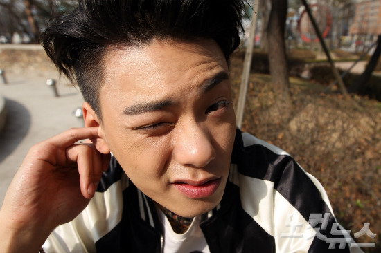 Mnet‘쇼미더머니3’준우승이후6개월여만에데뷔앨범을발매한래퍼아이언(IRON)이CBS노컷뉴스와인터뷰전포즈를취하고있다.(사진=황진환기자)