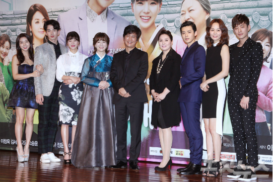 2일오후서울여의도63빌딩에서열린KBS2TV일일드라마‘오늘부터사랑해’제작발표회에참석한출연배우들이포토타임을갖고있다.왼쪽부터김세정,고윤,임세미,김서라,안내상,이응경,박진우,추소영,이창욱.황진환기자