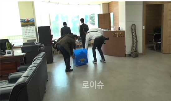 ▲○○스텐사무실압수수색.(사진제공=경남경찰청)