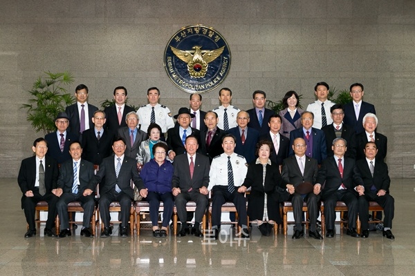 ▲대한노인회부산시연합회임원진들과단체기념찰영을하고있다.(사진제공=부산경찰청)