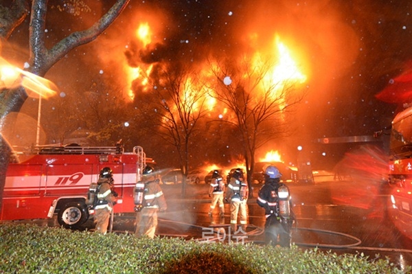 ▲거제동중고자동차매매단지에화재가발생해차량570여대가전소.(사진제공=부산지방경찰청)