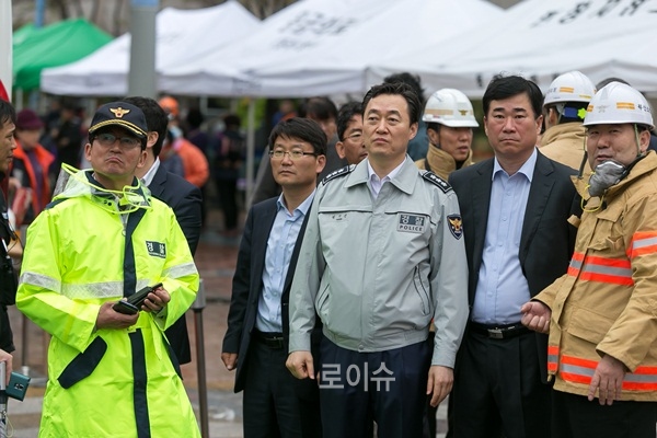 ▲권기선부산경찰청장이화재현장에서시민안전과사고원인의철저한수사를지시하고있다.(사진제공=부산경찰청)