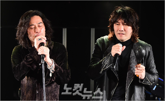 가수김장훈과배우최민수가25일저녁서울종로구홍익아트센터에서조인트콘서트를하고있다.박종민기자