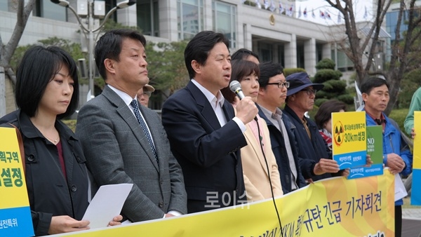 ▲김영춘새정치연합부산시당위원장이부산지역방사선비상계획구역범위를20~21km로확정한부산시장을규탄하는발언을하고있다.