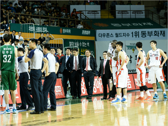 '누구도만족못하는진행'2일동부-모비스의챔프전3차전에서두팀선수들이판정을기다리는모습.(자료사진=KBL)