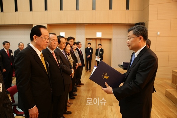 ▲최상열울산지법원장은3일오전11시대회의실에서2015년조정위원(회장제범근)위촉식을갖고있다.(사진제공=울산지법)