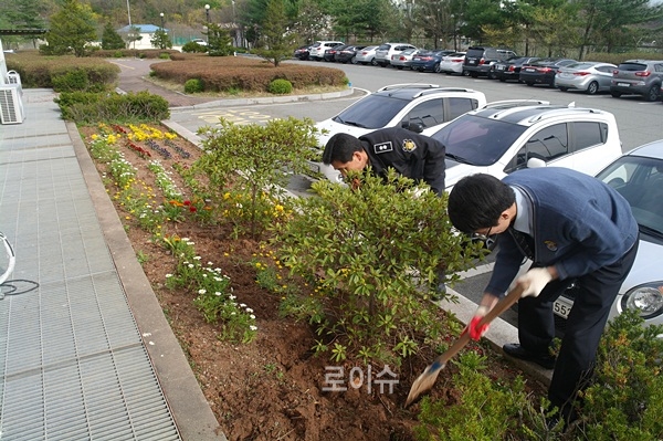 ▲기증받은꽃으로화단을조성하고있다.