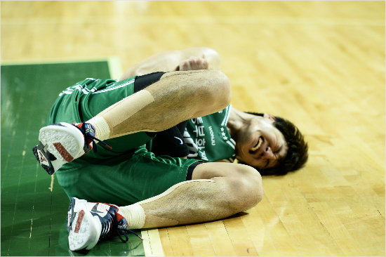 윤호영이2일챔프전3차전에서부상을당해쓰러져고통스러워하는모습.(자료사진=KBL)