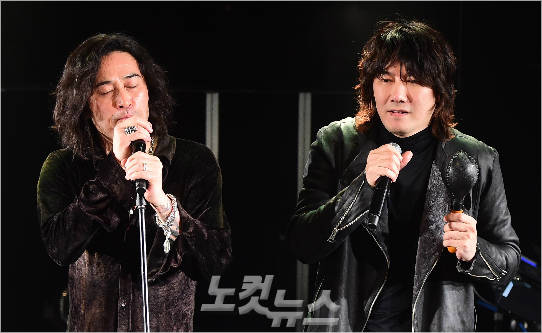 가수김장훈과배우최민수가지난2월25일저녁서울종로구홍익아트센터에서조인트콘서트를하고있다.