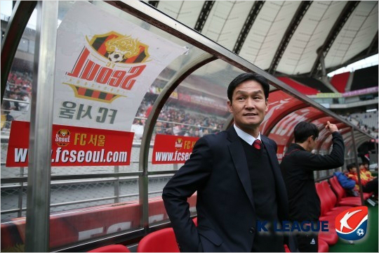 FC서울의최용수감독은4일제주전승리로감독데뷔197경기만에통산100승을달성했다.최용수감독은K리그의최단경기,최연소통산100승기록의새로운주인공이됐다.(자료사진=한국프로축구연맹)