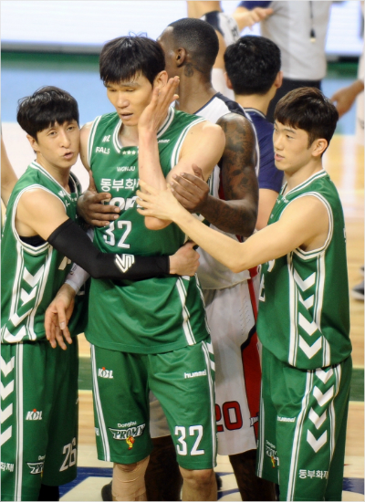 '주성아,네가참아'동부김주성(32번)이4일모비스와챔프전4차전에서상대문태영과몸싸움과정에서맞은뺨을어루만지고있다.(원주=KBL)