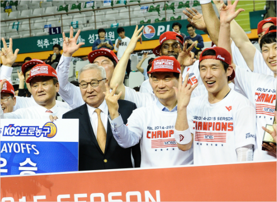 '감독님은별로안기쁘신가봐요'모비스유재학감독,김영기KBL총재,정명철구단주,양동근(왼쪽부터)이4일챔프전우승을확정한뒤기념사진을찍고있다.(원주=KBL)