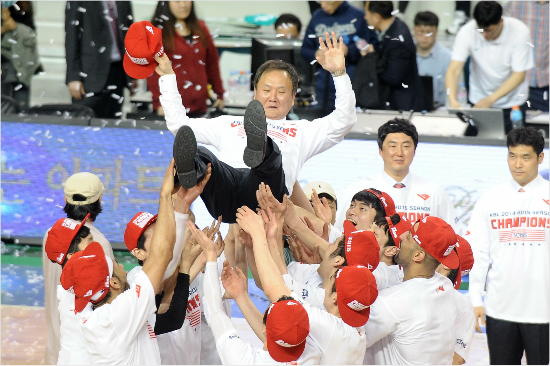 '이것도많이받으니익숙해지네'모비스선수들이4일챔프전우승을확정한뒤유재학감독을헹가래치고있다.(원주=KBL)