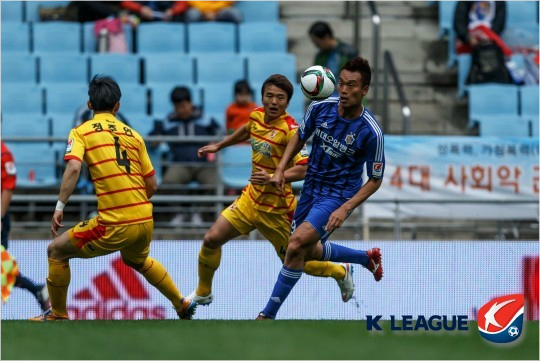 울산공격수김신욱은광주와'현대오일뱅크K리그클래식2015'4라운드에서혼자2골을만드는맹활약으로승격팀광주의돌풍을잠재웠다.(자료사진=한국프로축구연맹)