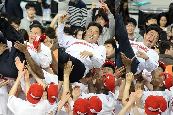 '내려오기만해봐라,확그냥막그냥여기저기막그냥'김재훈,조동현,성준모(왼쪽부터)모비스코치들이4일동부와챔프전에서우승한뒤선수들의헹가래를받는모습.이후의상황은상상에맡긴다.(자료사진=KBL)