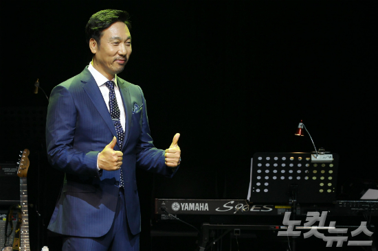 가수이문세가6일오후서울삼성동백암아트홀에서열린15번째정규앨범'뉴디렉션'쇼케이스에서포즈를취하고있다.이문세는오는7일오전0시에정규15집앨범'뉴디렉션'을발표하며,이번앨범은이문세가13년만에발표하는새정규앨범이다.박종민기자