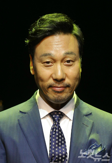가수이문세가6일오후서울삼성동백암아트홀에서열린15번째정규앨범'뉴디렉션'쇼케이스에서포즈를취하고있다.이문세는오는7일오전0시에정규15집앨범'뉴디렉션'을발표하며,이번앨범은이문세가13년만에발표하는새정규앨범이다.박종민기자