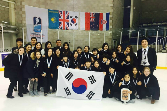 한국여자아이스하키는영국덤프리즈에서열린2015국제아이스하키연맹(IIHF)여자아이스하키세계선수권디비전2그룹A대회에서2연패뒤3연승으로3위에올랐다.(자료사진=대한아이스하키협회)