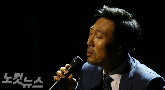 가수이문세가6일오후서울삼성동백암아트홀에서열린15번째정규앨범'뉴디렉션'쇼케이스에서열창하고있다.이문세는오는7일오전0시에정규15집앨범'뉴디렉션'을발표하며,이번앨범은이문세가13년만에발표하는새정규앨범이다.박종민기자