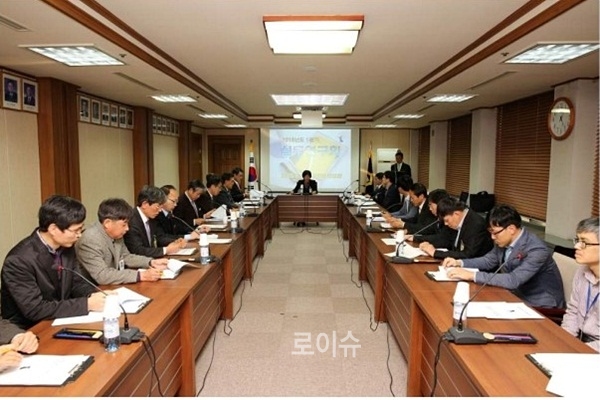 ▲소회의실에서2015년도1분기일반직실무연구회을열고있다.(사진제공=창원지법)