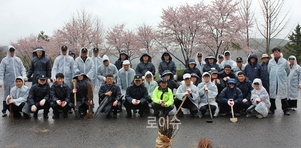 ▲진주교도소직원과교정동우회회원들이식목행사후기념촬영.(사진제공=진주교도소)