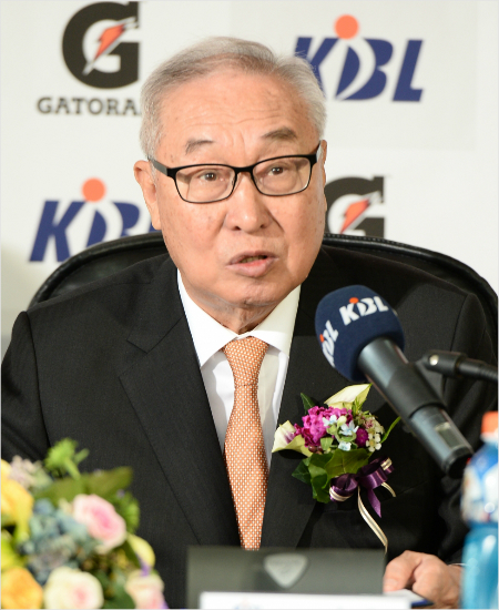 '뼈저리게반성합니다'김영기한국농구연맹(KBL)총재는올시즌에대해"많은것을배우고느꼈다"면서"다음시즌은더재미있는농구로90년대영광을재현하겠다"고밝혔다.사진은지난해공식음료스폰서협약식때모습.(자료사진=KBL)