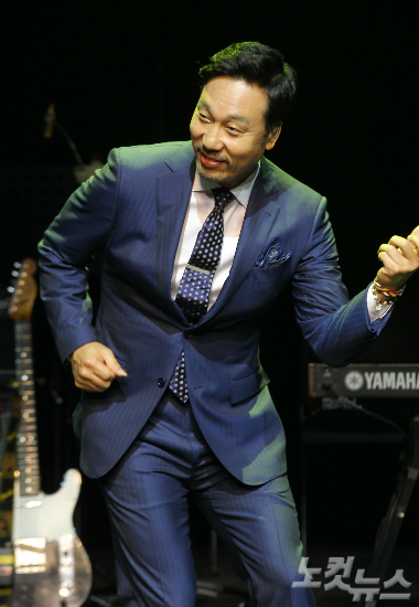 가수이문세가6일오후서울삼성동백암아트홀에서열린15번째정규앨범'뉴디렉션'쇼케이스에서포즈를취하고있다.이문세는오는7일오전0시에정규15집앨범'뉴디렉션'을발표하며,이번앨범은이문세가13년만에발표하는새정규앨범이다.박종민기자