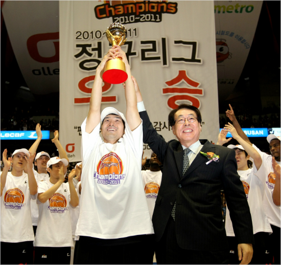 '이제챔피언우승을이룰때입니다'조동현신임케이티감독(앞왼쪽)이현역시절인지난2010-2011시즌정규리그우승을확정한뒤트로피를들고동료들과기뻐하는모습.앞오른쪽은전육당시KBL총재.(자료사진=KBL)