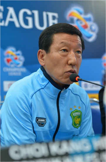 일부주전선수를한국에남긴채베트남원정에나선최강희전북현대감독은반드시승리하고돌아간다는자신감을선보였다.(자료사진=한국프로축구연맹)
