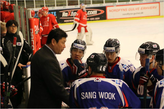 백지선감독이이끄는한국아이스하키대표팀은2015국제아이스하키연맹(IIHF)아이스하키세계선수권디비전1그룹B대회를앞두고소화한덴마크와2차례평가전에서모두승리하며승격기대감을더욱높였다.(자료사진=대한아이스하키협회)