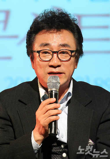 가수오승근이8일오후서울마포구서교동홍대롤링홀에서열린'내나이가어때서'오승근어버이날효(孝)단독콘서트기자회견에서인사말을하고있다.박종민기자