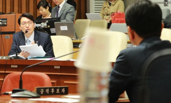 ▲7일박상옥대법관후보자인사청문회에서질의하는서기호정의당의원(사진=블로그)