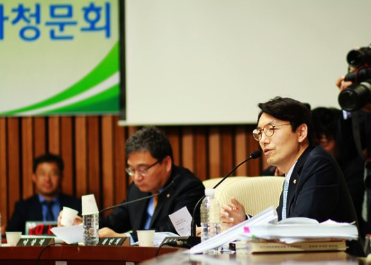 ▲7일박상옥대법관후보자인사청문회에서질의하는서기호정의당의원(사진=블로그)