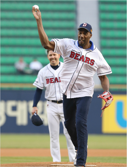'혹시시몬,당신이30대?'V리그OK저축은행의우승을이끈시몬이9일잠실두산-넥센전에앞서시구를하는모습을6살연상친구마야가뒤에서지켜보는장면.(잠실=두산)