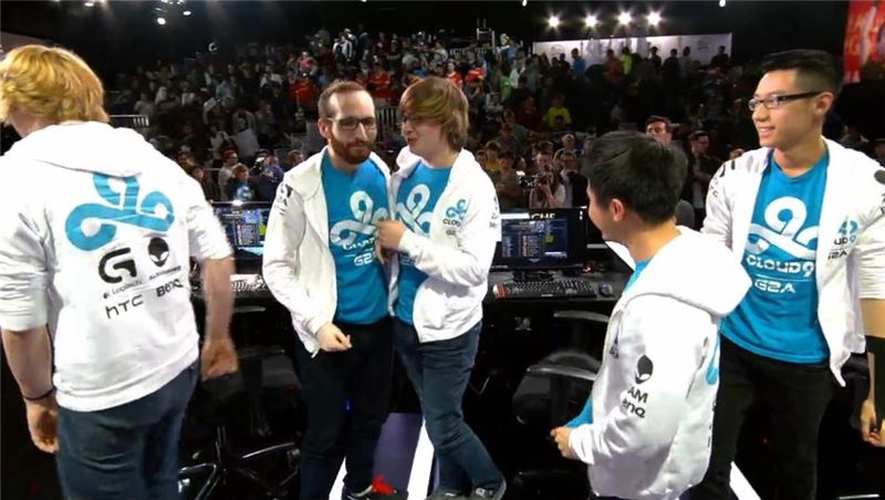 클라우드 나인 선수들이 리버스 스윕을 달성한 뒤 기쁨을 나누고 있다(사진=LoLesports 트위터 캡처).