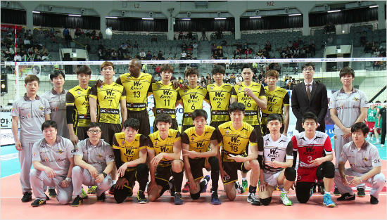 창단2년만에V-리그정상에오른OK저축은행은'일본챔피언'JT썬더스와'2015한일V-리그탑매치'에서도승리하며2014~2015시즌을기분좋게마무리했다.(자료사진=KOVO)
