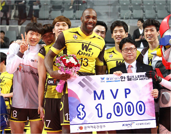 쿠바국가대표시몬(가운데)은12일서울장충체육관에서열린'2015한일V-리그탑매치'에서한국대표자격으로출전해OK저축은행의승리를이끌며최우수선수까지수상했다.(자료사진-KOVO)