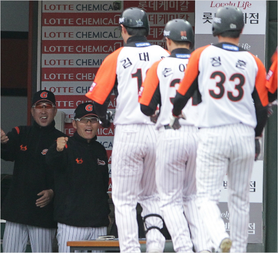 '우리가너무많이쳤나'롯데김민호수석코치,이종운감독(왼쪽부터)이12일사직한화전에서만루홈런을때린김대우와세리머니를펼치는모습.(자료사진=롯데)