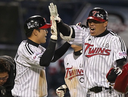 ▲지난10일,두산과의주말3연전첫경기에서역전3점홈런을기록하고환호하는이병규.사진│LG트윈스