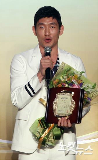 13일오전서울JW메리어트호텔에서열린‘2014-2015한국농구대상’시상식에서MVP를수상한모비스양동근이소감을밝히고있다(사진=황진환기자jordanh@cbs.co.kr)