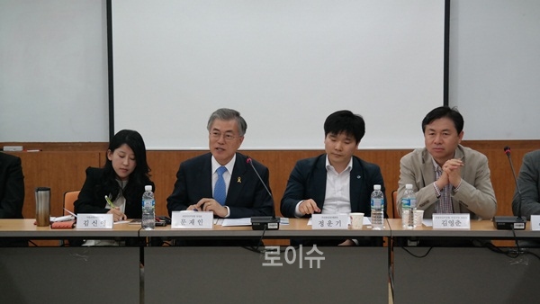 ▲청년창업가와정책간담회를갖고있다.