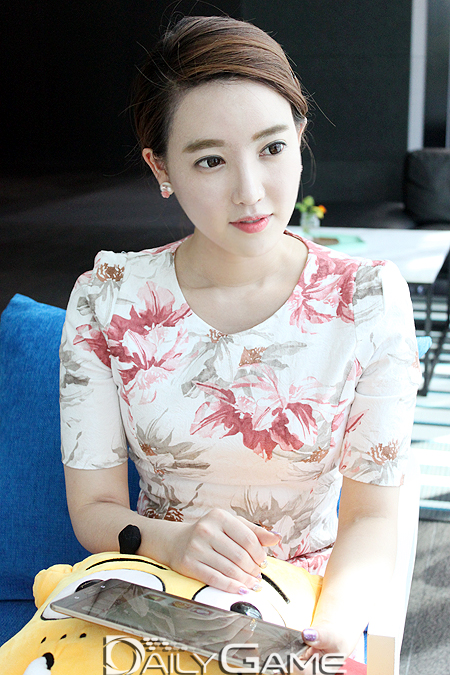 웃음기 없는 진지한 얼굴.