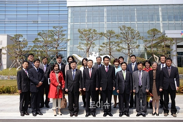 ▲최상열법원장과기념촬영을하고있다.(사진제공=울산지법)