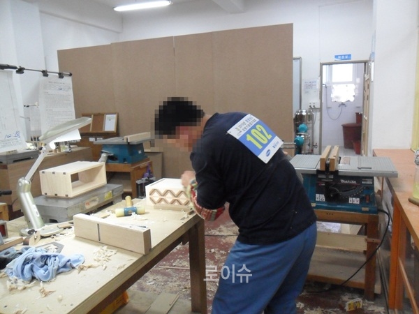 ▲진주교도소수용자가기능대회에서실력을발휘하고있다.(사진제공=진주교도소)