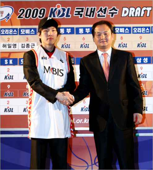 '기대가컸는데...'2009년신인드래프트에서모비스유재학감독(오른쪽)과김종근이함께한모습.(자료사진=KBL)