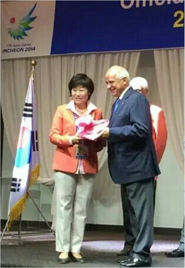 아시아하키연맹심판위원장에재선임돼2019년까지활동하는신정희대한하키협회부회장(왼쪽).사진은지난해인천아시안게임에서레안드로니그레국제하키연맹회장과함께한모습.(자료사진)