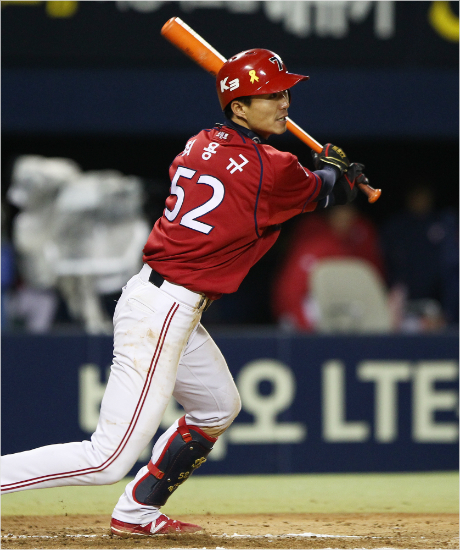 '빛바랜개인1경기최다안타'KIA최용규가16일LG와원정에서6회적시2루타를때려내고있다.(잠실=KIA)