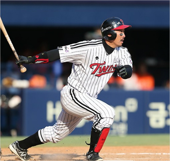 16일KIA와홈경기에서7회쐐기를박는3점포를날린LG이병규(7번).(자료사진=LG)