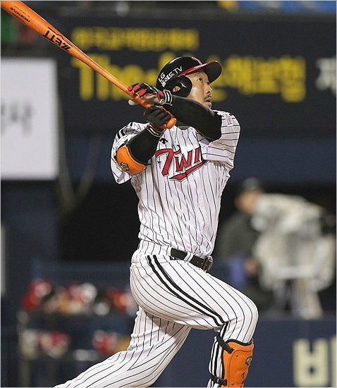 '터졌다,작뱅!'LG4번타자이병규(7번)가16일KIA와홈경기에서7회마수걸이홈런포를쏘아올리는모습.(잠실=LG트윈스)